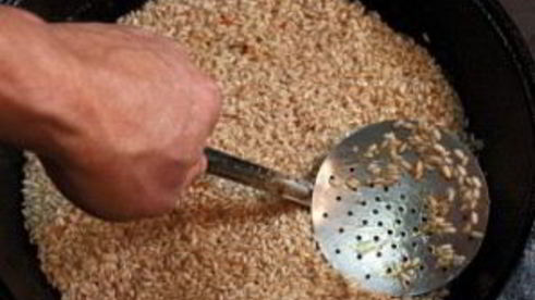 плов в казане на плите