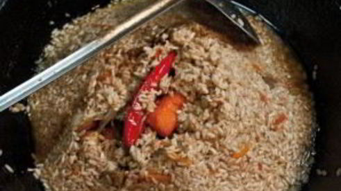 плов в казане на плите