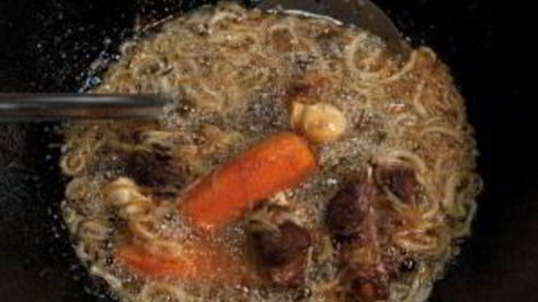 плов в казане на плите