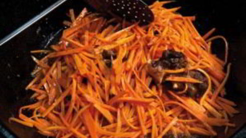 плов в казане на плите