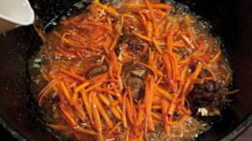 плов в казане на плите