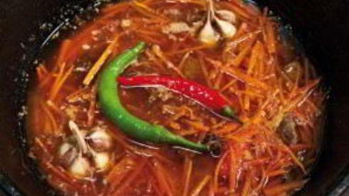 плов в казане на плите