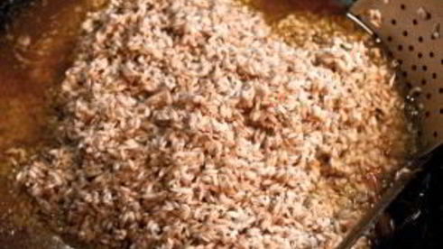 плов в казане на плите