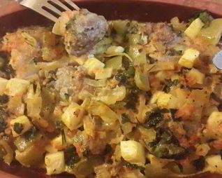 Фрикадельки, запеченные с овощным рагу