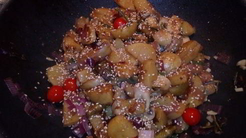 капоната из молодого картофеля с шалфеем и розмарином