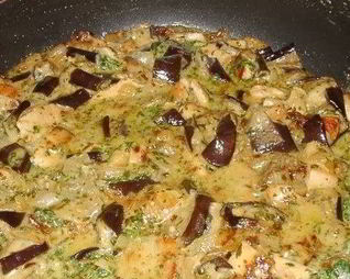 Куриное рагу с баклажанами в сметане