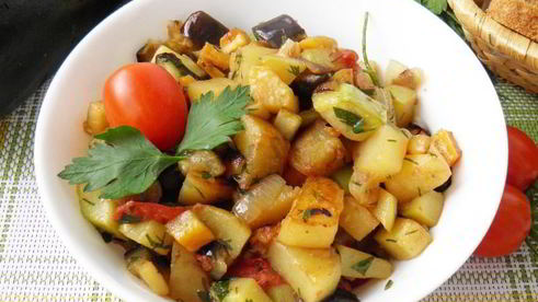 овощное рагу с кабачками, баклажанами и картофелем