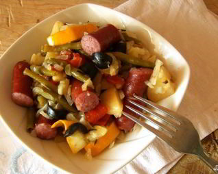 Овощное рагу с охотничьими колбасками