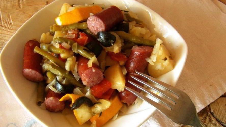 Рецепт овощного рагу с охотничьими колбасками