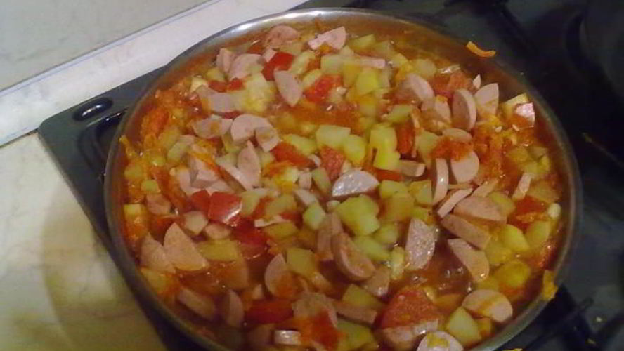Рецепт овощного рагу с сосисками