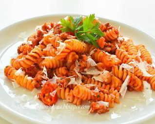 Паста с экспресс-рагу из домашней колбаски