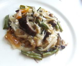 Рагу из баклажанов с рисовой лапшой