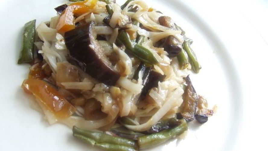 Рецепт рагу из баклажанов с рисовой лапшой