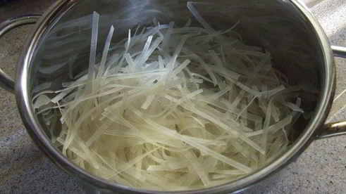 рагу из баклажанов с рисовой лапшой