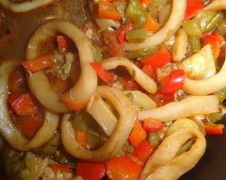 Рагу из красного перца с кальмаром