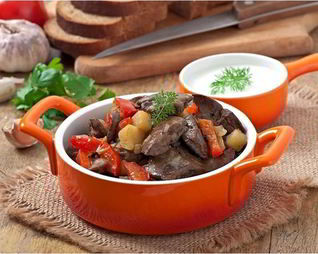 Рагу из куриной печени с яблоком и сладким перцем