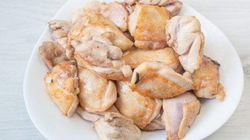 рагу из курицы с колбасками и тыквой