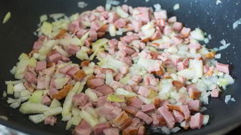 рагу из курицы с колбасками и тыквой