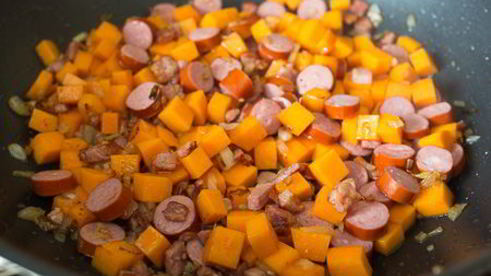 рагу из курицы с колбасками и тыквой