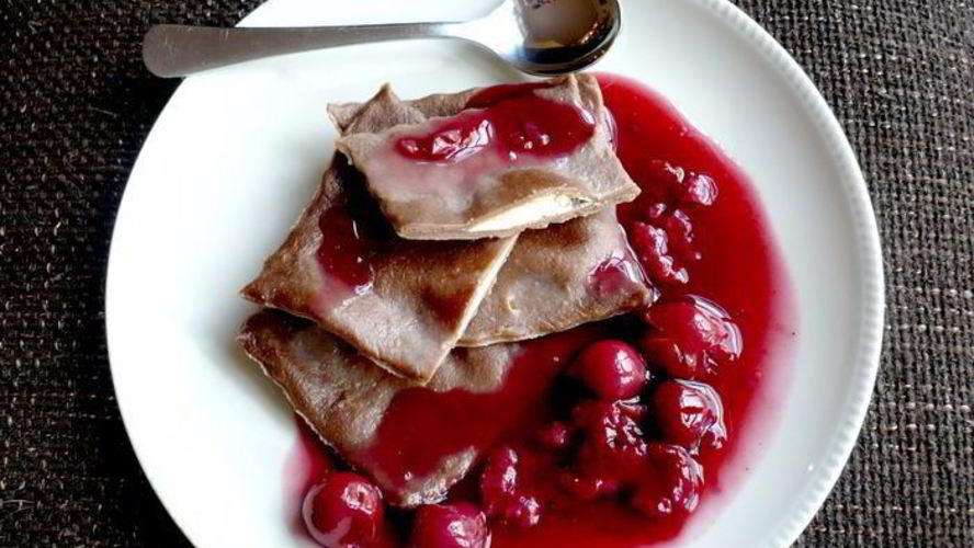 Рецепт шоколадных равиолей с вишневым рагу