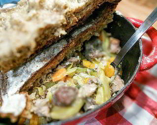 Слоеное рагу из мяса и овощей под хлебной корочкой