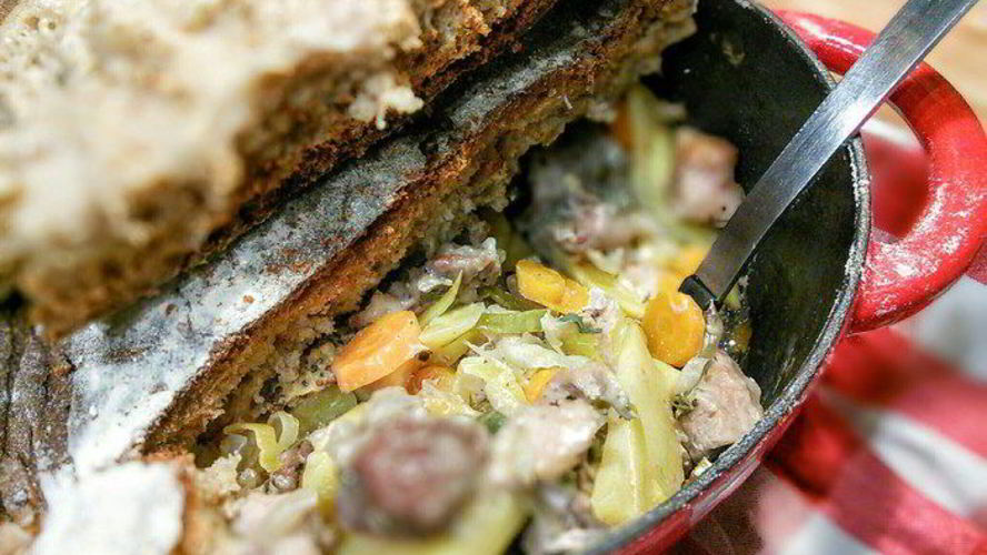 Рецепт слоеного рагу из мяса и овощей под хлебной корочкой
