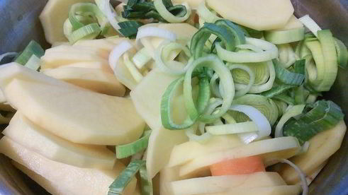 слоеное рагу из мяса и овощей под хлебной корочкой