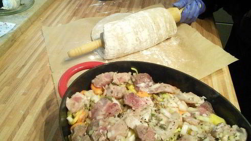 слоеное рагу из мяса и овощей под хлебной корочкой