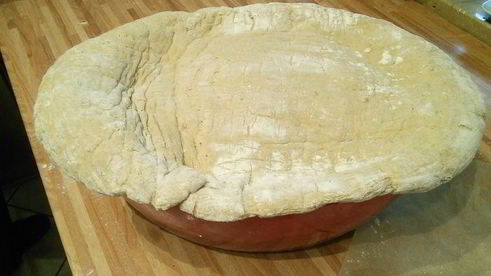 слоеное рагу из мяса и овощей под хлебной корочкой