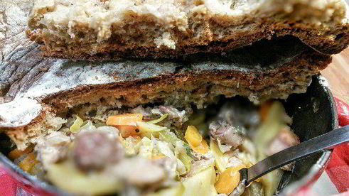 слоеное рагу из мяса и овощей под хлебной корочкой