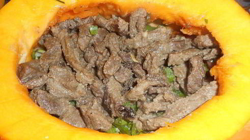 запеченная тыква, фаршированная рагу с говядиной