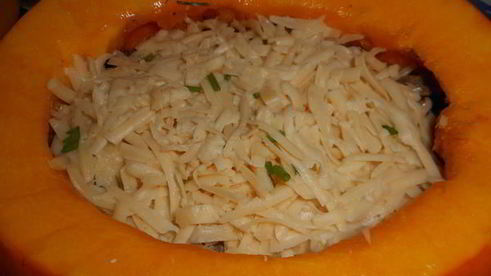 запеченная тыква, фаршированная рагу с говядиной