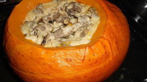 запеченная тыква, фаршированная рагу с говядиной