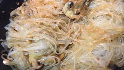 рисовая лапша с грибами по-тайски