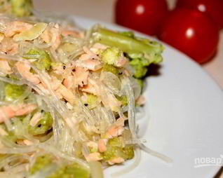 Рисовая лапша с лососем и брокколи