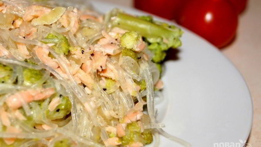 Рецепт рисовой лапши с лососем и брокколи