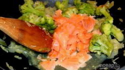 рисовая лапша с лососем и брокколи