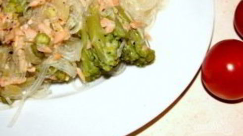 рисовая лапша с лососем и брокколи