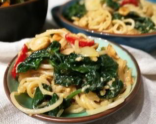 Рисовая лапша со шпинатом под яичным соусом