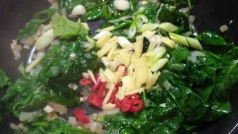 рисовая лапша со шпинатом под яичным соусом