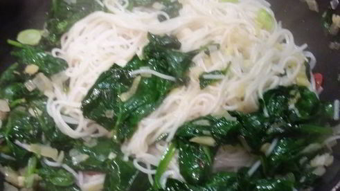 рисовая лапша со шпинатом под яичным соусом