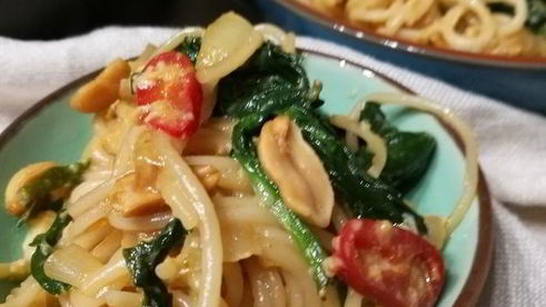 рисовая лапша со шпинатом под яичным соусом