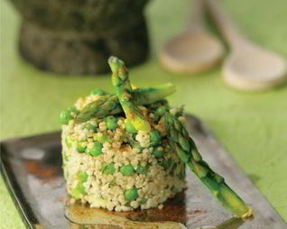 Ризотто из булгура со спаржей, зеленым горошком и сыром гравьера