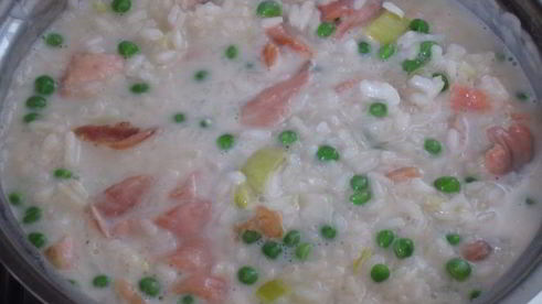 ризотто с лососем и зеленым горошком