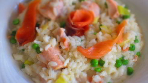 ризотто с лососем и зеленым горошком