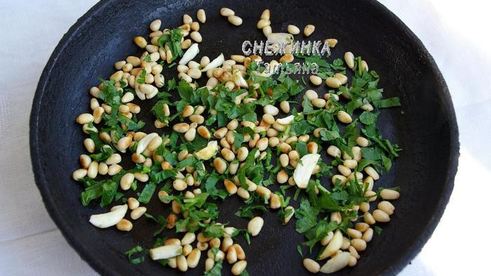 белая рыба в вине с кедровыми орешками