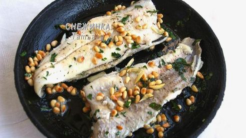белая рыба в вине с кедровыми орешками