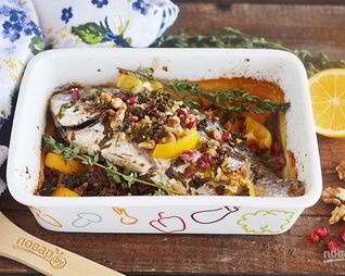 Дорадо, запеченная с орехами и гранатом