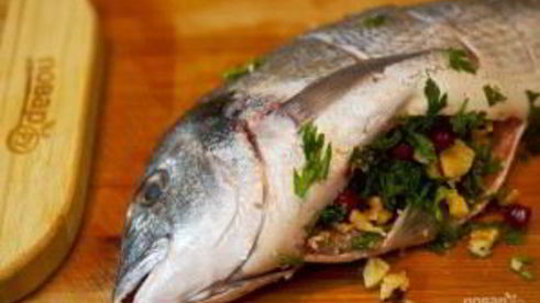 дорадо, запеченная с орехами и гранатом