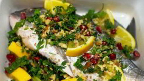 дорадо, запеченная с орехами и гранатом